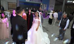Gelin damat düğünü yarıda kesip Ata'sını andı