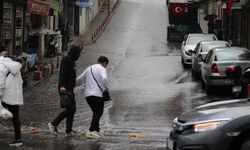 Aydın’da on beş dakika yağdı, yollar göle döndü