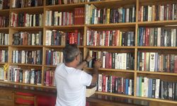 İşlettiği büfede 800 eserlik kütüphane kurdu