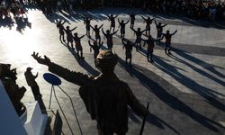 Manisa’da 100 öğretmen halk dansı gösterisi sundu