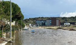 Dikili'de araçlar su altında kaldı