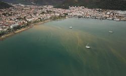 Çamur rengine bürünen deniz havadan görüntülendi