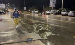 Bodrum'da ana su hattı patladı, yol çöktü