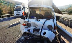 Kırkağaç’ta kamyonet ile tır çarpıştı