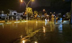 Bodrum'da yollar kapandı, ev ve iş yerlerini su bastı