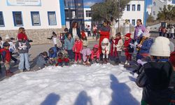 Bodrum’da öğrencilere yapay kar sürprizi
