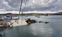 Muğla’da kuvvetli rüzgar tekne batırdı