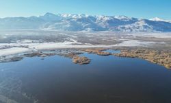 Eber Gölü soğuk hava nedeniyle dondu