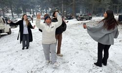 Kar yağışını göbek atarak kutladılar