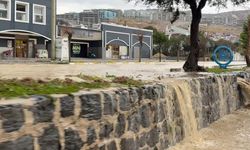 Kuşadası 30 dakikada yağışa teslim oldu, araçlar sele kapıldı