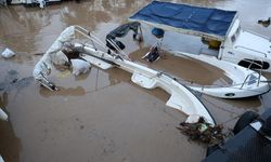 Sağanak yağış tekneleri batırdı