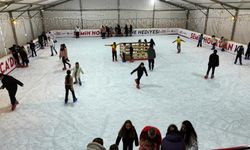 Manisa'da 5 bin öğrenci buz pistinde eğlendi