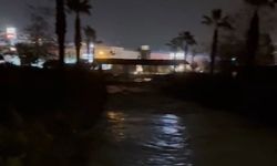 Kuşadası'nda dere taştı, alışveriş merkezi sular altında kaldı