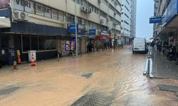 İzmir'de sokaklar göle döndü, ekipler su tahliye çalışmaları yürüttü