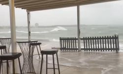 Didim'de fırtına etkili oldu: Deniz taştı, kafeyi su bastı
