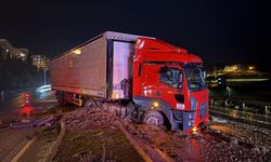 Tır refüje çıktı, 2 otomobil zarar gördü