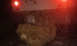 Düşen kaya treni raydan çıkardı, yolcular otobüslerle nakledildi