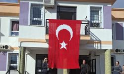 İlmek ilmek gurur: El emeği Türk Bayrağı göndere çekildi