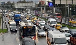 İzmir'de sağanak etkili oldu: Yollar göle döndü, trafik kilitlendi