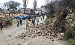 Manisa'da aşırı yağmurlardan istinat duvarı çöktü: 1 ölü