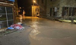 İzmir'de dereler taştı: Yeni Foça'yı su bastı