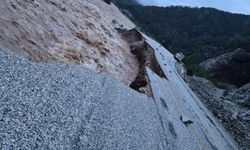 Namnam çayında su seviyesi yükseldi, yol çöktü