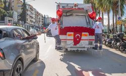 Kuşadası'nda çöp kamyonu sevgi dağıttı