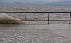 İzmir'de fırtına: Dikili'de deniz seviyesi yükseldi