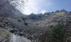 Buldan’da toprak kayması nedeniyle bir mahalle yolu ulaşıma kapandı