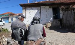 Depremde hasar gören evlerini dışarıdan izliyorlar