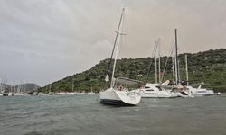 Bodrum'da fırtına etkili oldu, 2 tekne karaya oturdu