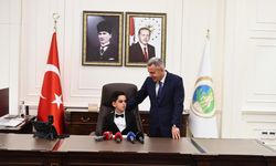 23 Nisan'da İzmir Valiliği makamına ilkokul öğrencisi oturdu