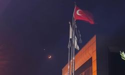 Türk bayrağı ile ay ve yıldız aynı karede