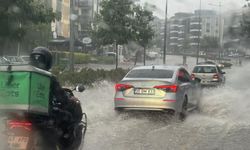 Denizli’de şiddetli yağış trafiği felç etti