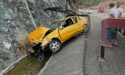 Savrulan otomobil hurdaya döndü, sürücü araçta sıkıştı
