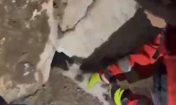 Duvara sıkışan kediyi itfaiye kurtardı
