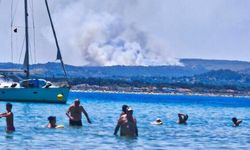 Çeşme'de çöplükte çıkan yangın makilik alana sıçradı