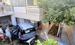 Didim’de araç evin bahçesine uçtu