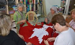 İlmek ilmek dev Türk bayrağı ördüler