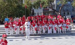 Burhaniye’ de Özgür Kanatlar Halk Bandosu törenlere renk kattı
