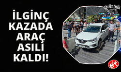 Kütahya'da ilginç kaza: Otomobil marketin merdivenlerinde asılı kaldı