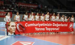 İzmir'in  Sultanları Cumhuriyet Bayramı coşkusunu parkeye taşıdı