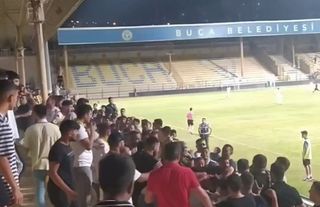 Bucaspor 1928 taraftarları birbirine girdi