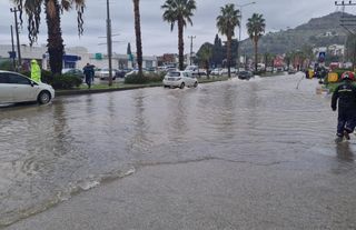 Bodrum’da yollar göle döndü