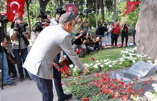 CHP Genel Başkanı Özel, Zübeyde Hanım’ın anıt mezarını ziyaret etti