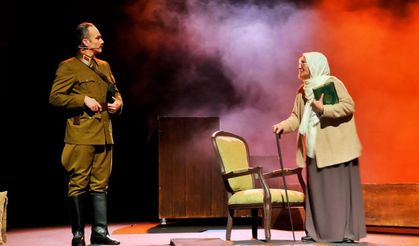 ‘Cumhuriyete Doğru’ tiyatro oyununa İzmir’de büyük ilgi