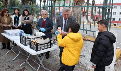 İzmir'de ilçe belediyesi öğrenciye süt ve poğaça dağıtıyor