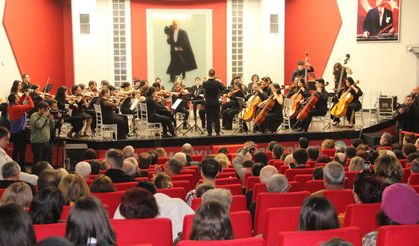 CHP Genel Başkanı Özel, Manisa'da senfoni konserine katıldı