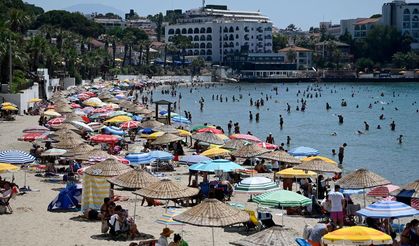 Kuşadası’nda sıcak havadan bunalanlar plajlara akın etti
