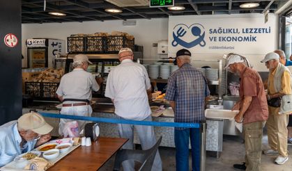 İzmir'de günde 2 bin kişi 50 TL'den karnını doyuruyor